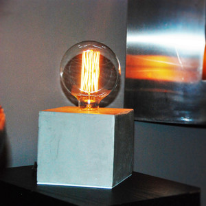 lampe béton forme cube en béton ciré gris clair avec ampoule à filament design junny