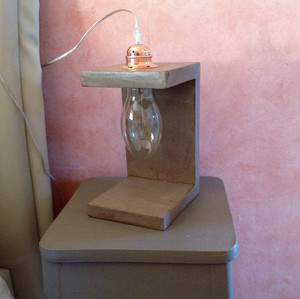 lampe design en béton ciré de couleur taupe pour chambre à coucher à utiliser en lampe de chevet