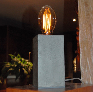 lampe design en béton ciré gris clair made in France by Junny