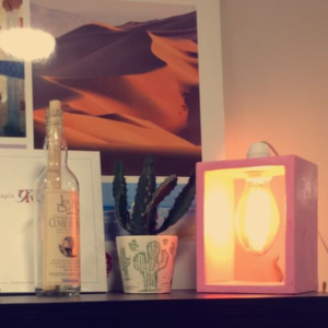 lampe béton sur-mesure en béton de couleur rose réalisé par la créatrice junny