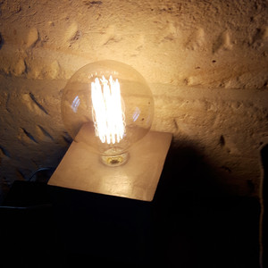 lampe béton ciré forme cube fait-main par Junny créatrice de luminaire en béton ciré