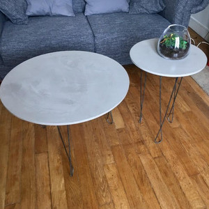 plateau de table en béton ciré réalisation sur mesure pour table de salon en béton ciré gris clair sur pied épingle