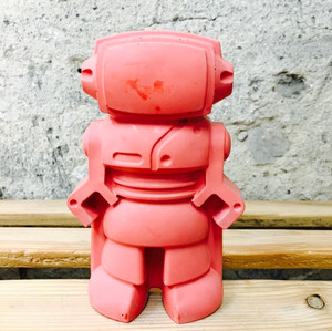 déco en béton robot rouge déco geek