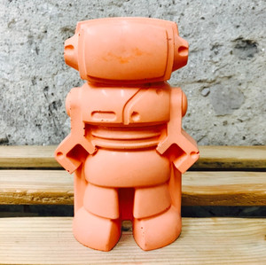déco originale robot en béton de couleur orange pour une déco 100% geek