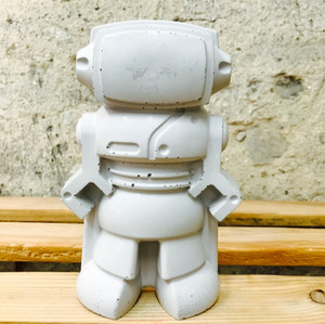 dco en béton avec la figurine en forme de robot geek en béton gris clair