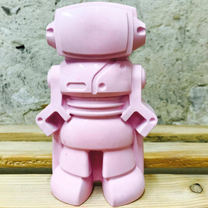 objet déco pour fille un robot en béton de couleur rose fuchsia
