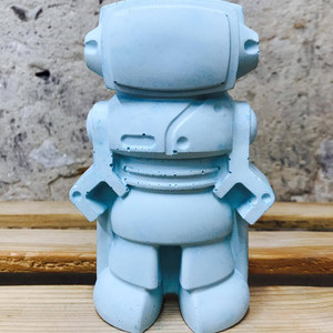 objet déco en béton bleu pastel en forme de robot