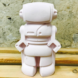 robot en béton de couleur rose pastel pour chambre d'enfant
